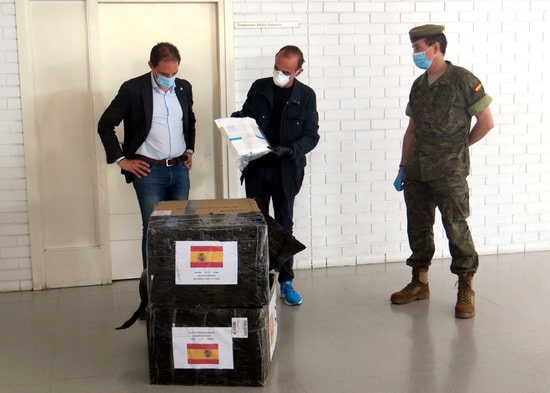 Lleida mayor Miquel Pueyo and Spanish government sub-delegate José Crespín supervise the arrival of medical gear from China (Courtesy of Lleida city council)